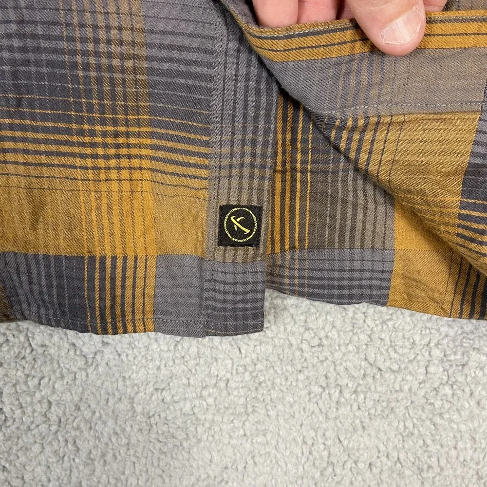 Lost at Sea Flannel Mens Small‎ Plaid Multicolor Shirt Button Up